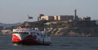 Boot vaart langs Alcatraz Island