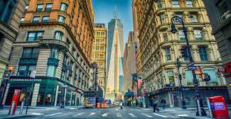 Het One World Trade Center bevindt zich in Manhattan in New York.
