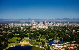 Denver valt op door het vele groen waarmee de stad wordt omringd.