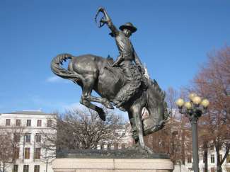 Dit standbeeld in Denver is gemaakt door Alexander Phimister Proctor. Hij noemde dit standbeeld Bronco Buster waarvoor Bill &quot;Slim&quot; Ridings model gestaan.