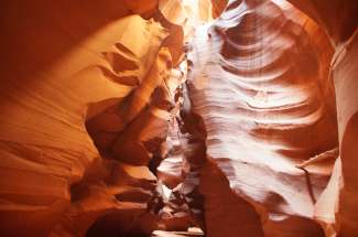 In Antelope Canyon wordt u omringd door geweldige lichteffecten.