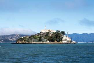Alcatraz ligt op een klein eilandje voor de kust van San Francisco.