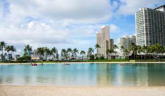 Waikiki Beach is een toeristische trekpleister aan de zuidkust van Oahu.