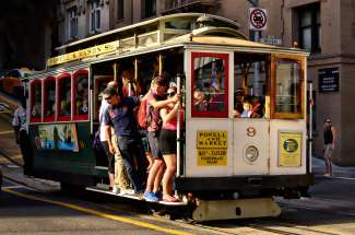 De Cable Car in San Francisco rijdt door Fisherman's Wharf, Union Square, Nob Hill, Russian Hill,  Financial District en Chinatown.