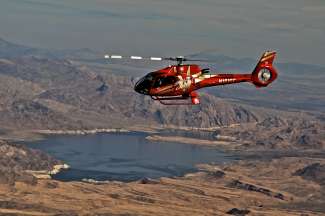 Met een helicopter vliegen boven het water van Lake Mead.