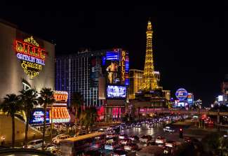 Aan de Las Vegas Strip liggen onder andere de beroemde hotels Venetian, Caesars Palace, Excalibur en Luxor.