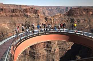Dit zwevende platform van glas hangt boven de Grand Canyon.