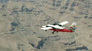 Met een vliegtuigje vliegen over de Grand Canyon.