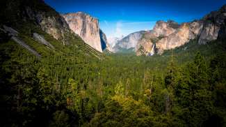 Yosemite Valley vanaf uitkijkpunt Tunnel View bij de westelijke entree van het park.
