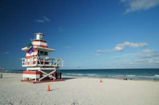 De strandwachthuisjes van Miami Beach zijn er in ontelbare kleuren.