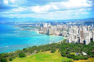 Waikiki Beach is een ware toeristische trekpleister op Oahu.