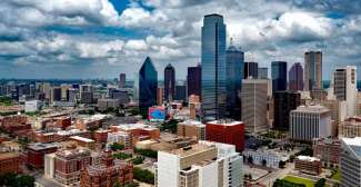 Downtown Dallas heeft verschillende bezienswaardigheden, zoals het Dallas Arts District, Klyde Warren Park en het Dallas Farmers Market.