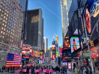 Times Square is het bruisende middelpunt van Manhattan met kleurrijke billboards, theaters, winkels, hotels en restaurants.