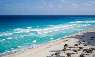 Zwemmen in het prachtige blauwe water bij Cancun.
