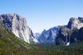 Het eerste wat mensen zien bij het betreden van Yosemite Valley is de Tunnelview. Links ziet u de El Capitan en rechts de Cathedral Rocks met de Bridalveil waterval.