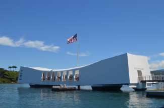 Het indrukwekkende USS Arizona Memorial in Pearl Harbor op Oahu..