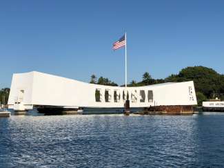 De USS Arizona Memorial ligt in Pearl Harbor.