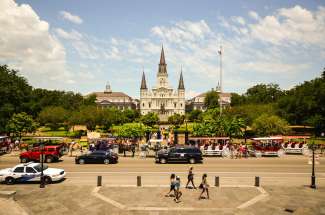 De St. Louis Cathedral is het prachtige middelpunt van het historische park Jackson Square in New Orleans.