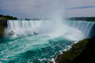 De Niagara Falls bestaan uit drie watervallen; de Canadese Horseshoe Falls, de American Falls en de Bridal Veil Falls