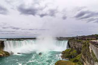 De Niagara Falls kunt u tijdens een boottocht van heel dichtbij aanschouwen.
