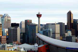 De Calgary Tower torent hoog boven de stad uit.