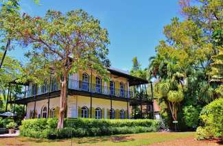 Dit is het The Ernest Hemingway Home &amp; Museum ligt tegenover het Key West Lighthouse in Key West.