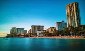 Waikiki Beach is een bruisende badplaats in het zuiden van Oahu met strandhotels, restaurants, winkels en uitgaansgelegenheden.