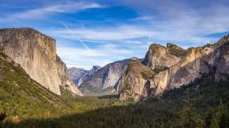 Een indrukwekkend uitzicht over Yosemite Valley vanaf uitkijkpunt Tunnel View nabij de westelijke ingang van het park.