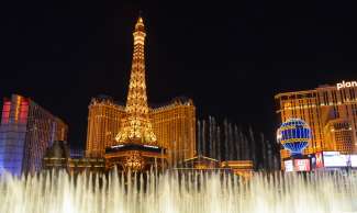 De Strip van Las Vegas is een bonte verzameling van wereldberoemde themahotels en casino's.