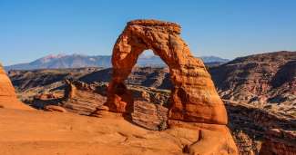 De Delicate Arche is een natuurlijk gevormde boog en deze bevinden zich in het Arches National Park.