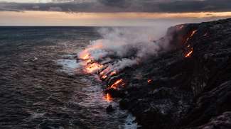 Lavastroom vanaf de Kilauea vulkaan komt uit in de zee in Volcanoes National Park.