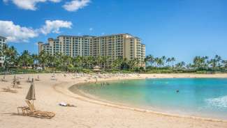 Waikiki Beach is het bruisende centrum van Oahu met  strandhotels, bars, restaurants en winkels.