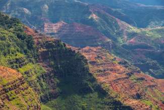 Waimea Canyon is een kloof van 16 kilometer lang in het westen van Kauai.