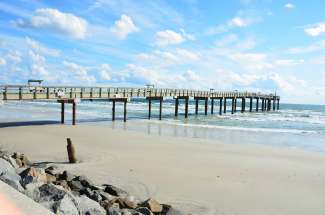 St. Augustine Beach is bekend om de St. Johns County Ocean Pier en Ocean Hammock Park, het broedgebied van zeeschildpadden.