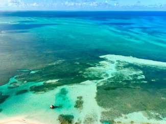 Rond de eilanden van de Bahama's is het water prachtig azuurblauw.