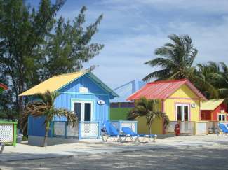 Op de Bahama's vindt u verschillende kleurrijke gebouwen.