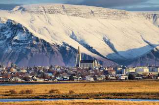 Reykjavik heeft een beschutte ligging ten zuiden van de imposante Esja Mountain.