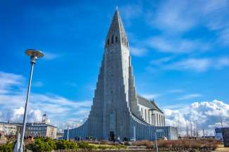 De Hallgrímskirkja kerk heeft een opmerkelijke architectuur en is het statige middelpunt van Reykjavik.