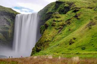 De overweldigende Skógafoss waterfall in het zuiden van IJsland