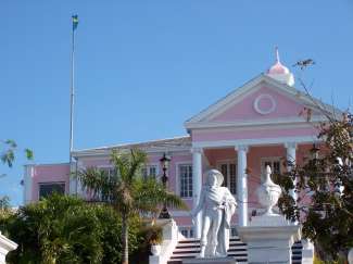 Nassau, op het eiland New Providence, is de hoofdstad van de Bahama's.