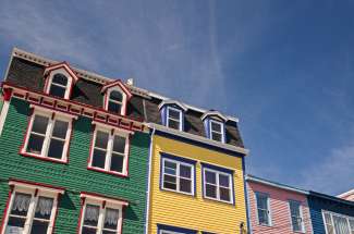 De kleurrijke gevels van de huizen zijn typerend voor de hoofdstad St. John's.