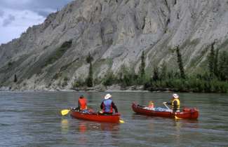 Je kunt een of meerdere dagen kanoën op de Yukon rivier.