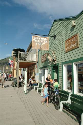 Kleurrijke winkels vindt u in het centrum van Dawson City.